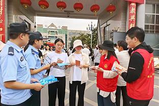 崴脚了！东契奇防守落地踩到里夫斯脚上不慎扭脚 坐在场边休息